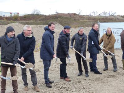 Die symbolischen Spatenstiche. 