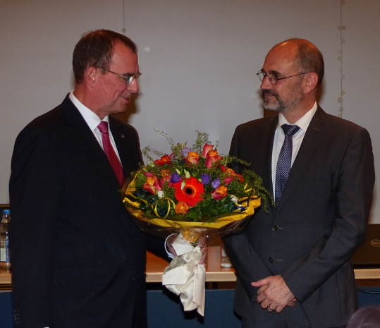 Oberbürgermeister Frank Schneider (links) gratuliert Amtsleiter Armin Dauner (rechts) zur erfolgreichen Wahl zum 1. Beigeordneten.