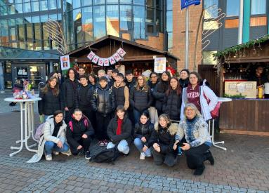 Die Jugendlichen der Musikschule Associazione J. Vittorelli mit Daniela Bellò von „Pro Bassano“   (vorne, 1.von rechts) vor dem Weihnachtsmarkt-Stand unserer Partnerstadt Bassano del Grappa