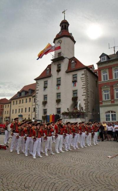 Spielleute „Frisch Voran“ vor dem Rathaus Schmölln