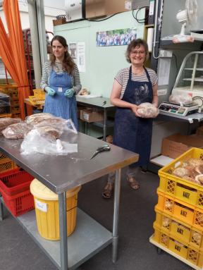 Die ehrenamtlichen Helferinnen und Helfer bei der Tafel Mühlacker e.V. arbeiten emsig und engagiert, um die gespendete Lebensmittel rasch den Bedürftigen zur Verfügung zu stellen.