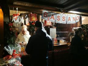 Gerade am Abend ist der Stand gut besucht.