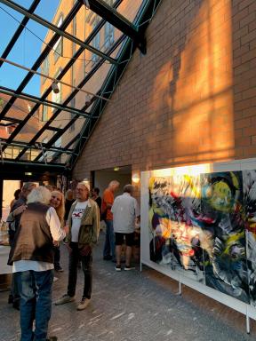 Geselliges Beisammensein während der Eröffnung 